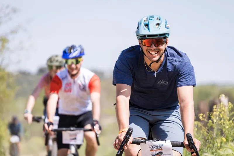 Un gruppo di ciclisti sorridenti in sella durante Unpaved Roads Punta Ala