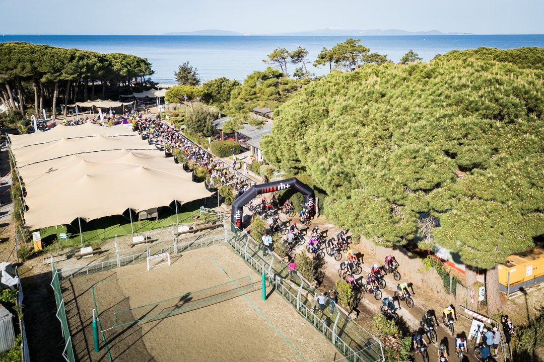 Gruppo di ciclisti pronti per la partenza vicino al mare